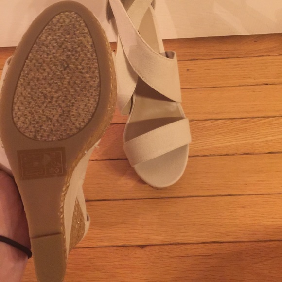 JustFab Belfast cream &tan zipper back wedges NWOT size 8 1/2 - Picture 4 of 8